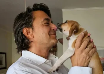 Γιάννης Κότσιρας έγινε φίλος ενός αδέσποτου κουταβιού από φιλοζωικό σωματείο.