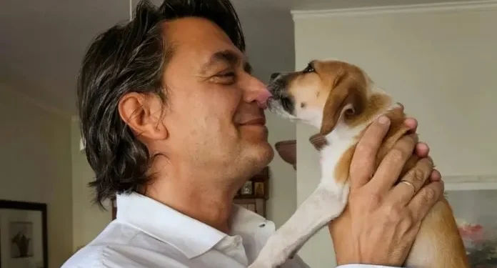 Γιάννης Κότσιρας έγινε φίλος ενός αδέσποτου κουταβιού από φιλοζωικό σωματείο.