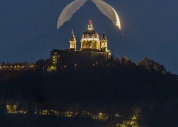 Ο μαγικός συνδυασμός της Βασιλικής της Superga, του Monviso και του φεγγαριού από τον Valerio Minato.