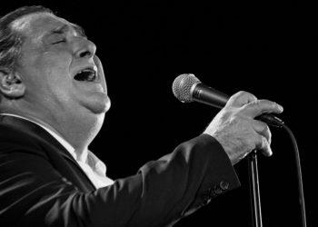 Σε λαϊκό προσκύνημα η σορός του Βασίλη Καρρά