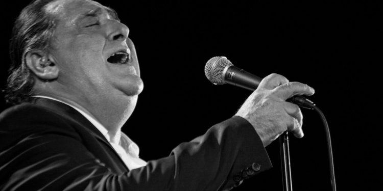 Σε λαϊκό προσκύνημα η σορός του Βασίλη Καρρά