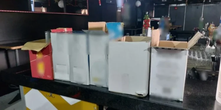 Έφοδος της ΕΛ.ΑΣ. σε κλαμπ στο Γκάζι: Βρέθηκε ολόκληρο εργαστήριο αλκοολούχων ποτών
