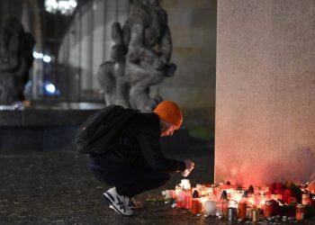 Συγκλονιστικές μαρτυρίες για το μακελειό στην Πράγα: Έλληνες γλίτωσαν για λίγα λεπτά – «Πανικός»