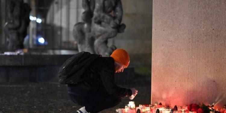 Συγκλονιστικές μαρτυρίες για το μακελειό στην Πράγα: Έλληνες γλίτωσαν για λίγα λεπτά – «Πανικός»