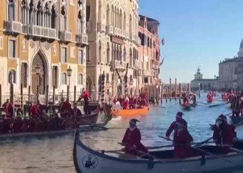 Βενετία: Αϊ-Βασίληδες σε γόνδολες αντί για έλκηθρα στην παραδοσιακή Χριστουγεννιάτικη ρεγκάτα