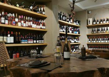 Ανακαλύψτε το speakeasy κελάρι του κέντρου που συνδυάζει κρασί, φαγητό και μουσικές