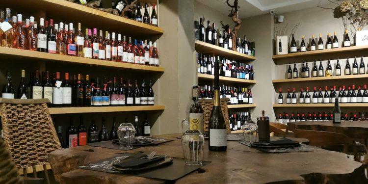 Ανακαλύψτε το speakeasy κελάρι του κέντρου που συνδυάζει κρασί, φαγητό και μουσικές