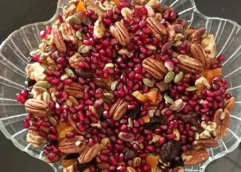 Χριστουγεννιάτικη Σαλάτα με Ξηρούς Καρπούς και Φρούτα