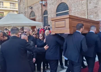 Ουρές για το λαϊκό προσκύνημα στον Καρρά – «Σήκω να μας τραγουδήσεις, Βασίλη»