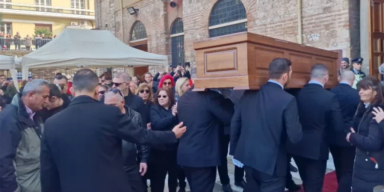 Ουρές για το λαϊκό προσκύνημα στον Καρρά – «Σήκω να μας τραγουδήσεις, Βασίλη»