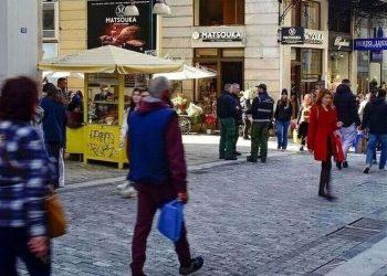 «Μαχαίρι» στις δαπάνες λόγω ακρίβειας: Ποιες αγορές θα κόψουν οι καταναλωτές το επόμενο 6μηνο