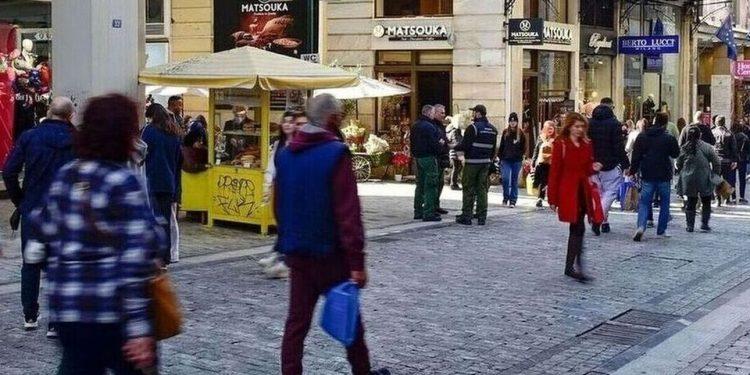 «Μαχαίρι» στις δαπάνες λόγω ακρίβειας: Ποιες αγορές θα κόψουν οι καταναλωτές το επόμενο 6μηνο