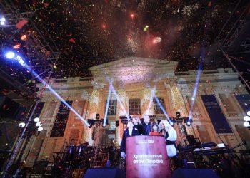 «Έλαμψε» ο Πειραιάς: Χριστουγεννιάτικο δέντρο ύψους 16 μέτρων και 150.000 λαμπιόνια