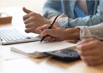 Τα επιτόκια τρομάζουν. Πήραμε λιγότερα δάνεια και τον Οκτώβριο