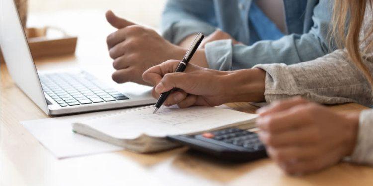 Τα επιτόκια τρομάζουν. Πήραμε λιγότερα δάνεια και τον Οκτώβριο