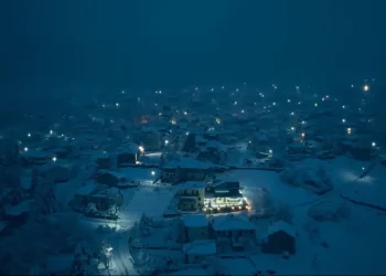 Γρεβενά: Το υψηλότερο χωριό των Βαλκανίων έχει ντυθεί στα «λευκά» – Δείτε βίντεο