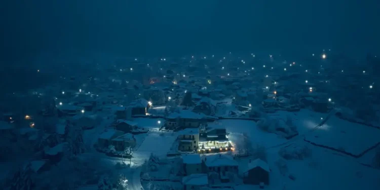 Γρεβενά: Το υψηλότερο χωριό των Βαλκανίων έχει ντυθεί στα «λευκά» – Δείτε βίντεο