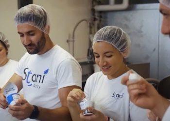 O νεαρός από τη Μυτιλήνη που ”σερβίρει” το ελληνικό γιαούρτι στη Νέα Υόρκη