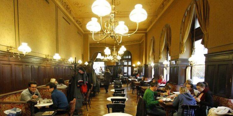 Οι πιο ευτυχισμένοι πολίτες στην Ευρωπαϊκή Ένωση – Σε ποια θέση είναι η Ελλάδα