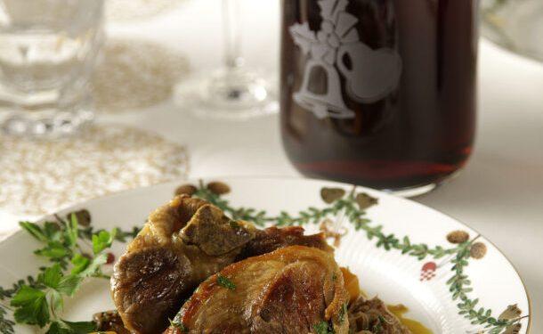 Χοιρινό μαγειρευτό με καρότο, πορτοκάλι και μελωμένα κρεμμύδια