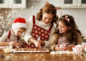 Φτιάχνοντας χριστουγεννιάτικα γλυκά με τα παιδιά: tips για να μη γίνει… χαμός στην κουζίνα!