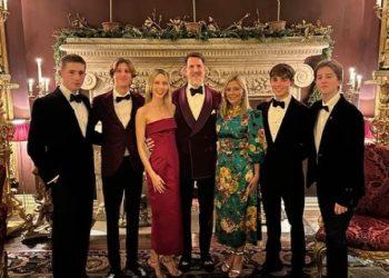 Με μυρωδιά καλοκαιριού η ευχετήρια κάρτα Παύλου- Μαρί Σαντάλ