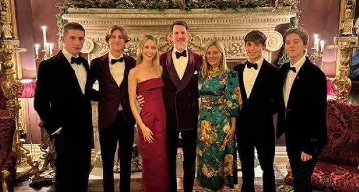 Με μυρωδιά καλοκαιριού η ευχετήρια κάρτα Παύλου- Μαρί Σαντάλ