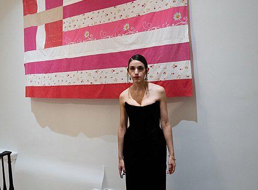 Νέα Υόρκη: «Υποστολή», της συμβολικής ροζ ελληνικής σημαίας από το προξενείο