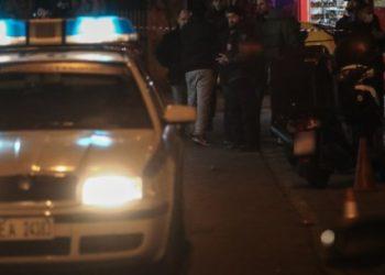 Μυστήριο με τον θάνατο 18χρονου σε μπαρ του Πειραιά – Η “τυχαία” σύλληψη δύο μπράβων με κλεμμένο όπλο αστυνομικού