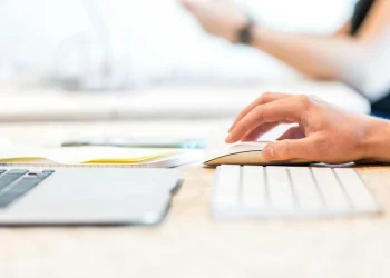 Εργασιακή ζούγκλα: Παρανομούν οι μισές επιχειρήσεις – Αποκλεισμένοι 500.000 μακροχρόνια άνεργοι