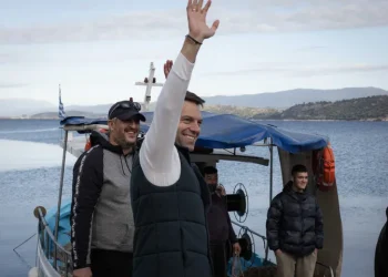 ΣΥΡΙΖΑ στις Σπέτσες με PowerPoint: Η πρόσκληση Κασσελάκη στους βουλευτές, το ύφος και η Ακρίτα