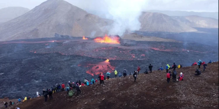 Νέα ηφαιστειακή έκρηξη στην Ισλανδία – Οι κάτοικοι εκκενώνουν το Γκρίνταβικ