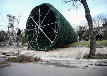 Στα βόρεια προάστια τα περισσότερα προβλήματα από την κακοκαιρία στην Αττική: Εικόνες αποκαλύπτουν τη δύναμη των ανέμων – Ξεριζώθηκε και το χριστουγεννιάτικο δέντρο στη Φιλοθέη