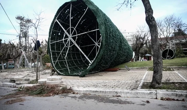 Στα βόρεια προάστια τα περισσότερα προβλήματα από την κακοκαιρία στην Αττική: Εικόνες αποκαλύπτουν τη δύναμη των ανέμων – Ξεριζώθηκε και το χριστουγεννιάτικο δέντρο στη Φιλοθέη