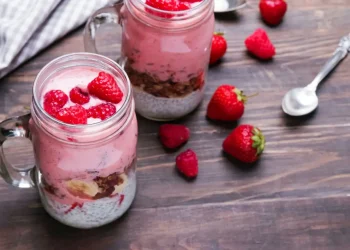 Πουτίγκα με φράουλες και γιαούρτι