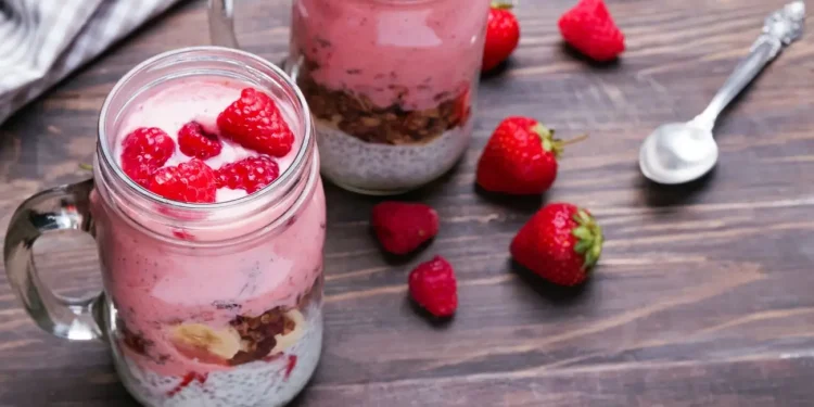 Πουτίγκα με φράουλες και γιαούρτι