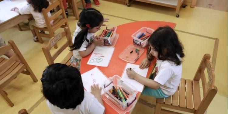 “Νταντάδες της γειτονιάς”: Έρχονται σε 62 δήμους – Άνοιξαν οι αιτήσεις για γονείς και φροντιστές