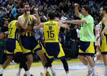 Έβαλε αδιανόητο τρίποντο πίσω από το κέντρο και έσωσε τη Φενέρ ο Παπαγιάννης!