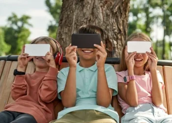 Κυρίες και κύριοι, η Άλφα – Η γενιά που γεννήθηκε οnline