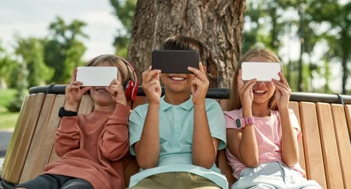 Κυρίες και κύριοι, η Άλφα – Η γενιά που γεννήθηκε οnline