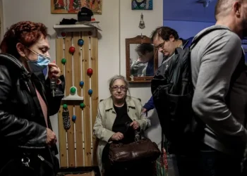 Έξωση στην Ιωάννα Κολοβού: Έσπασαν την πόρτα με πριόνι