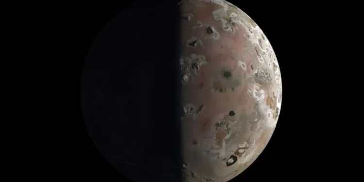 Το φεγγάρι Ιώ θυμίζει κόλαση, τρομερές εικόνες από τη γεμάτη ηφαίστεια επιφάνεια του