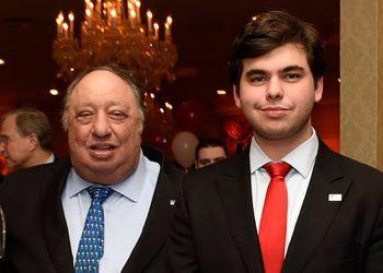 Ο Τζον Κατσιματίδης προάγει τον γιο του σε πρόεδρο του Ομίλου Red Apple