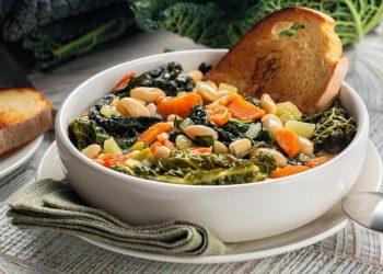 Αχνιστή χειμωνιάτικη μινεστρόνε όπως τη φτιάχνουν οι μακροβιότεροι λαοί του κόσμου