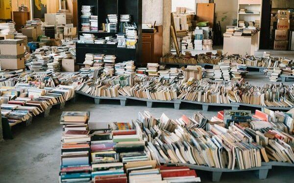 Έκλεψαν χιλιάδες βιβλία από το παλαιοβιβλιοπωλείο των αστέγων