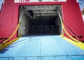 Σύρος: Λιμενικός έσωσε νεαρό με skateboard που πετάχτηκε στον καταπέλτη πλοίου ενώ αναχωρούσε