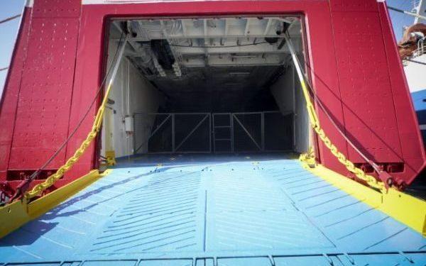 Σύρος: Λιμενικός έσωσε νεαρό με skateboard που πετάχτηκε στον καταπέλτη πλοίου ενώ αναχωρούσε