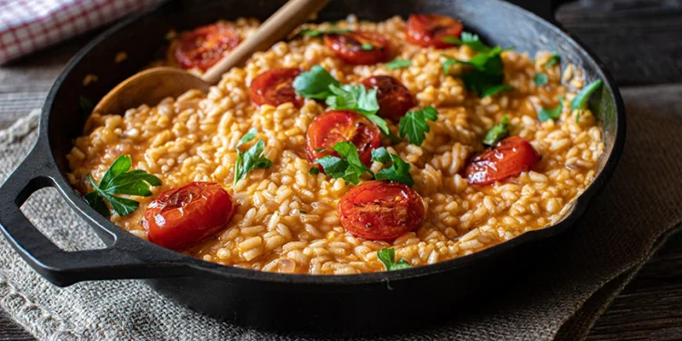 Η απλή κομψότητα της ιταλικής σπιτικής κουζίνας σε έναν υπέροχο ριζότο με σάλτσα ντομάτας.