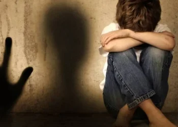 Εκμεταλλευόταν σεξουαλικά ανήλικα παιδιά μαθαίνοντάς τους αγγλικά και χαρίζοντάς τους drones και playstations