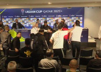 Απίστευτες σκηνές: Επίθεση δημοσιογράφων στον προπονητή του Ιράκ Χεσούς Κάσας στη συν. Τύπου μετά τον αποκλεισμό